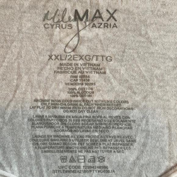 Miley Cyrus Max Azria White Graphic Christmas Tee Size XXL, NWT - Picture 11 of 12